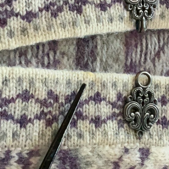 Beautiful 100% Wool Sweater - Picture 15 of 16